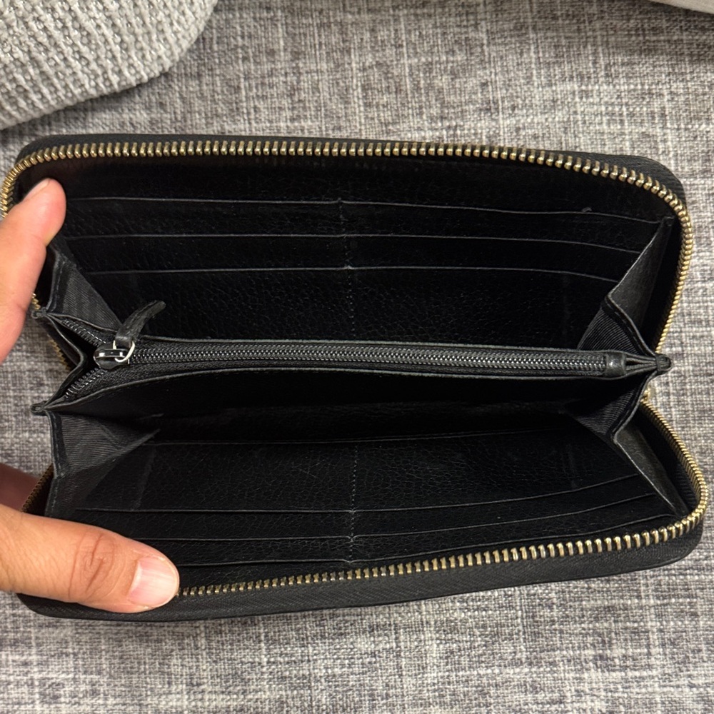 Gucci Black Leather Wallet with Gold Emblem - Picture 8 of 9
